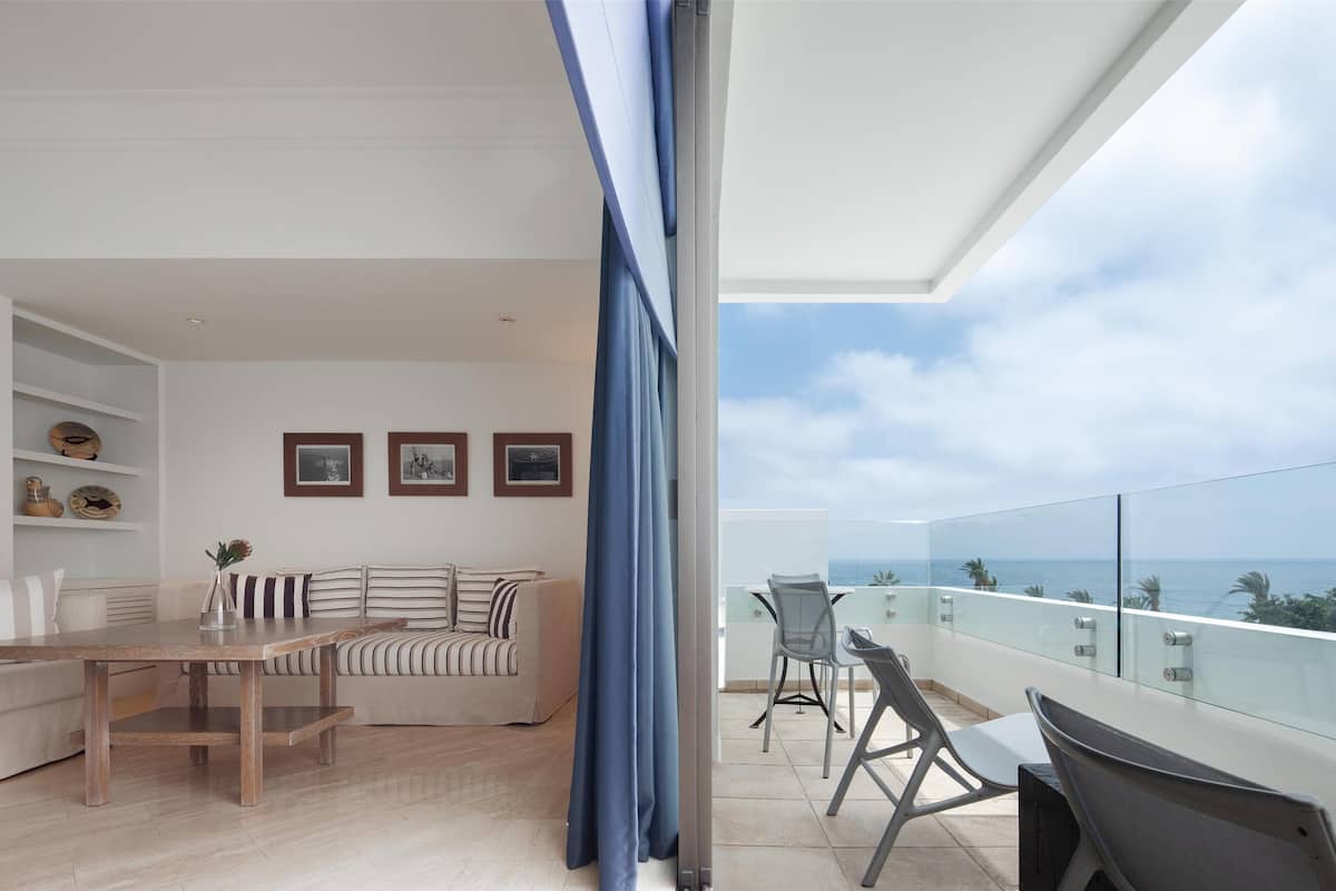 Deluxe One Bedroom Sea View Suite | Premium bedding, minibar, in-room safe, blackout drapes