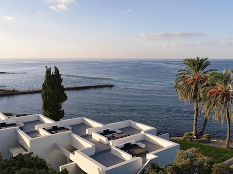 Signature-Suite (Kyma) | Hochwertige Bettwaren, Minibar, Zimmersafe, individuell dekoriert. Almyra