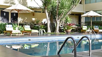 Outdoor pool, open 6 AM to 9 PM, free cabanas, sun loungers