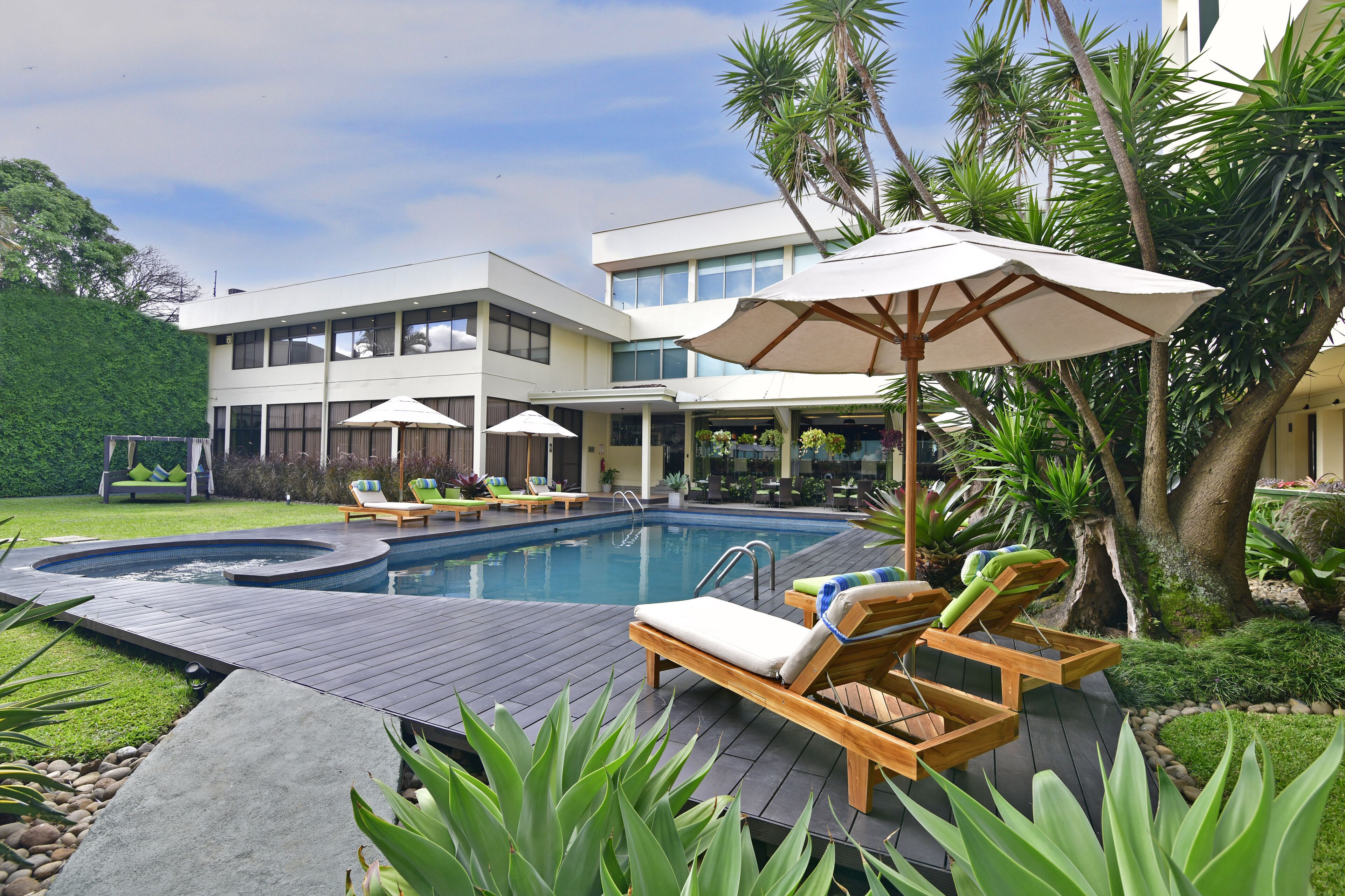 Una piscina al aire libre, camas de piscina gratis