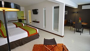 Ein modernes Hotelzimmer mit Bett, Schreibtisch und Essbereich.