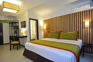 Deluxe dubbelrum | Värdeförvaringsskåp på rummet, individuell inredning och skrivbord