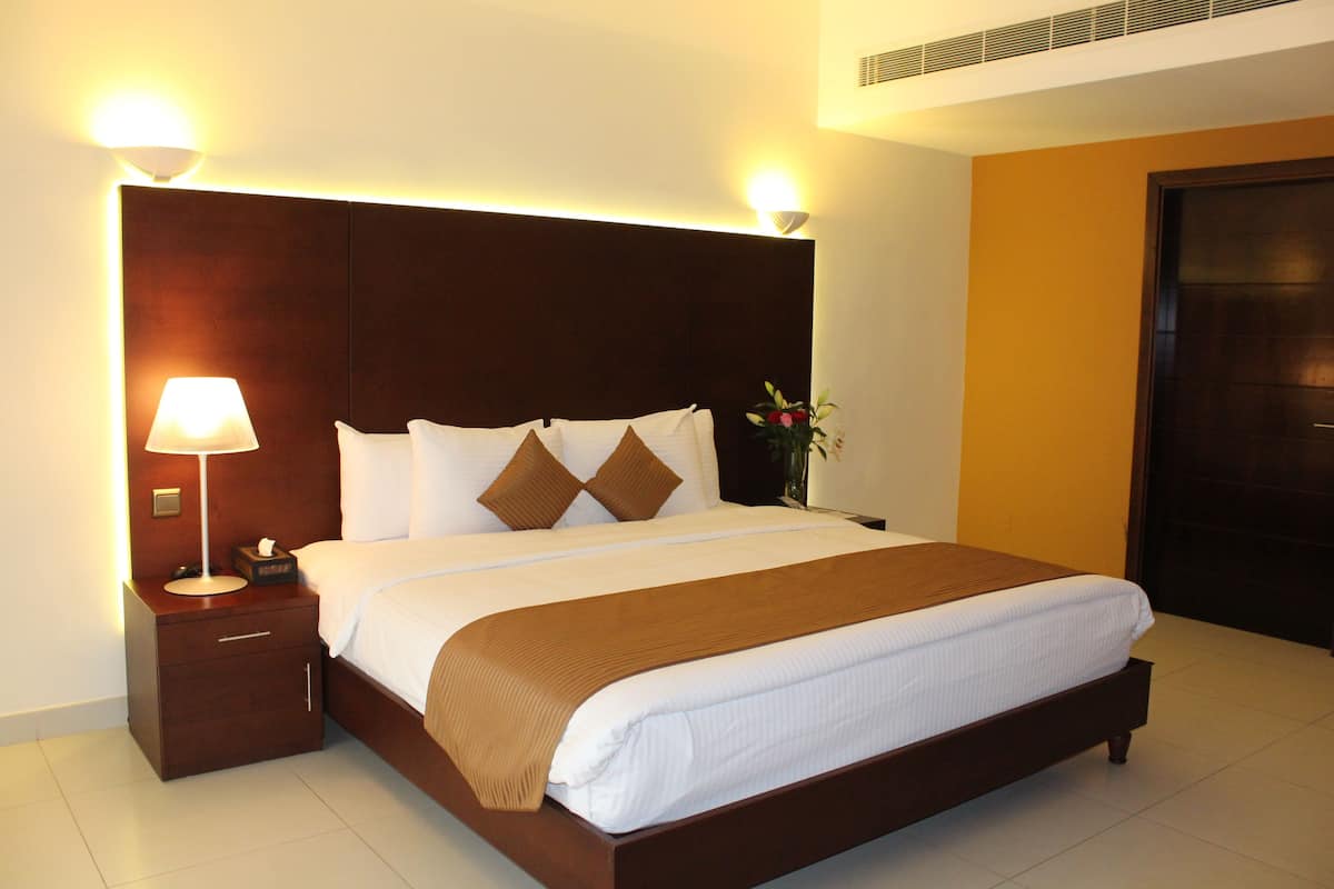 Executive Suite, 1 Katil Raja (King), Sea Facing | Bar mini, meja, langsir/tirai gelap terus, seterika/papan seterika