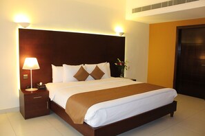 Suite ejecutiva, 1 cama King size, frente al mar | Minibar, escritorio, cortinas blackout y tabla de planchar con plancha