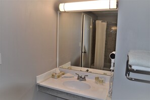 Habitación doble, 2 camas matrimoniales, con acceso para personas discapacitadas | Baño | Tina con regadera, amenidades de baño gratuitas, secadora de cabello 