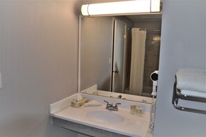 Tina con regadera, amenidades de baño gratuitas, secadora de cabello