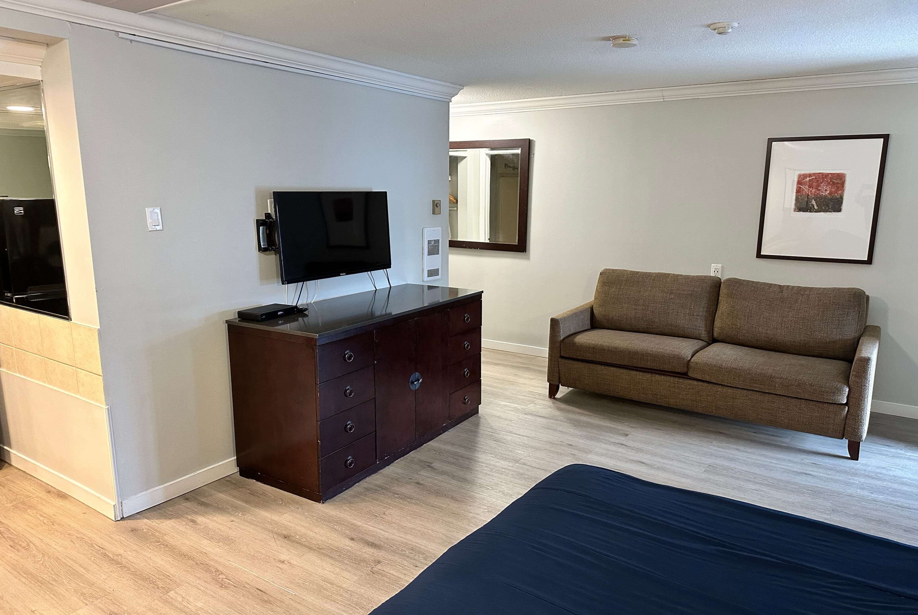 Business Suite, 2 Queen Beds, Non Smoking | Iron/ironing board, free WiFi, bed sheets