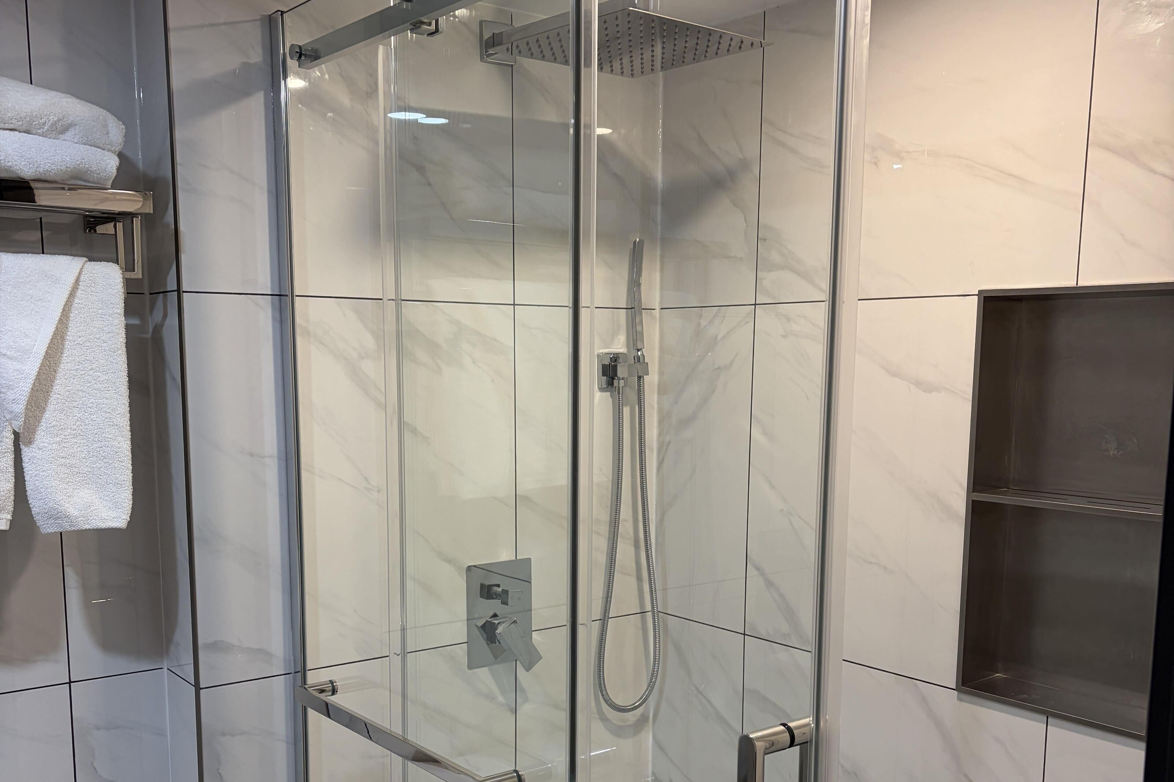 Suite Business, 2 camas de matrimonio, no fumadores | Baño | Artículos de higiene personal gratuitos, secador de pelo y toallas