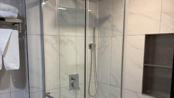 Toalettartikler (inkludert), hårføner, håndklær og såpe