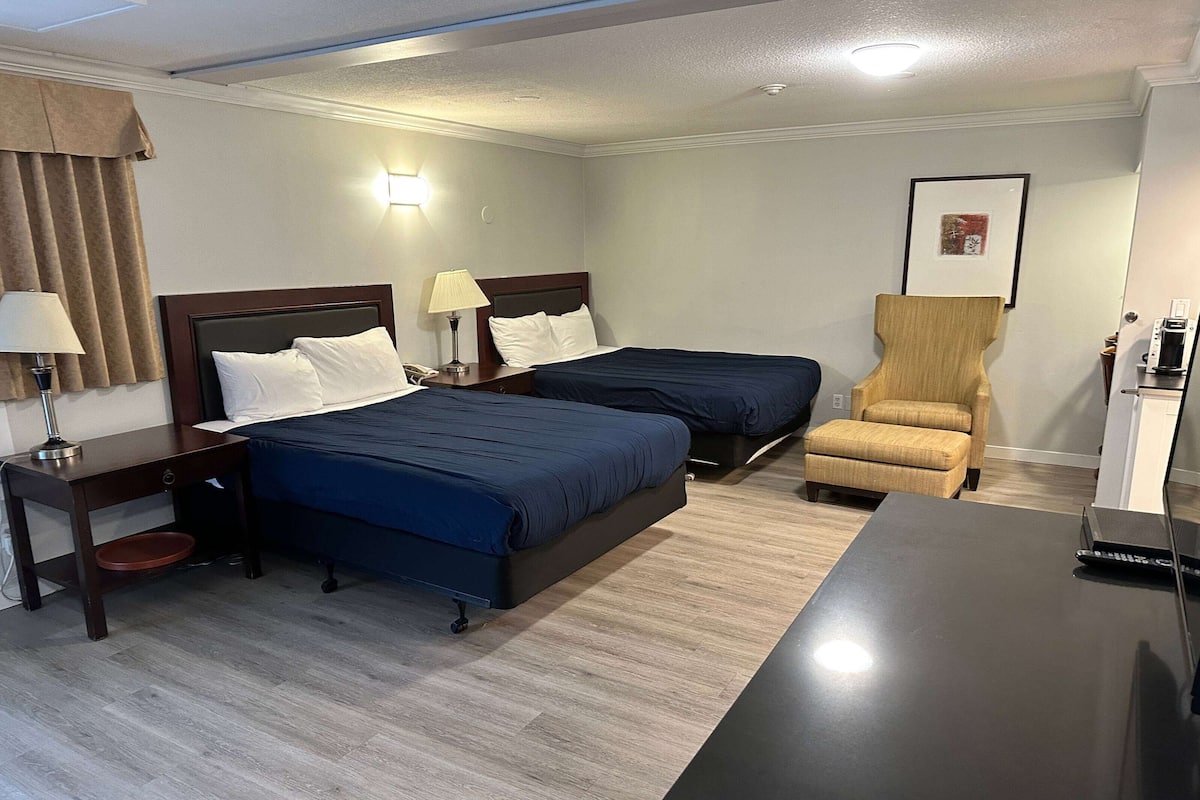 Business Suite, 2 Queen Beds, Non Smoking