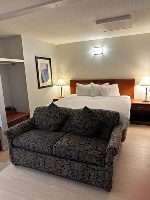 Chambre Affaires, 1 grand lit, non-fumeur | Fer et planche à repasser, accès au Wi-Fi (inclus), literie fournie