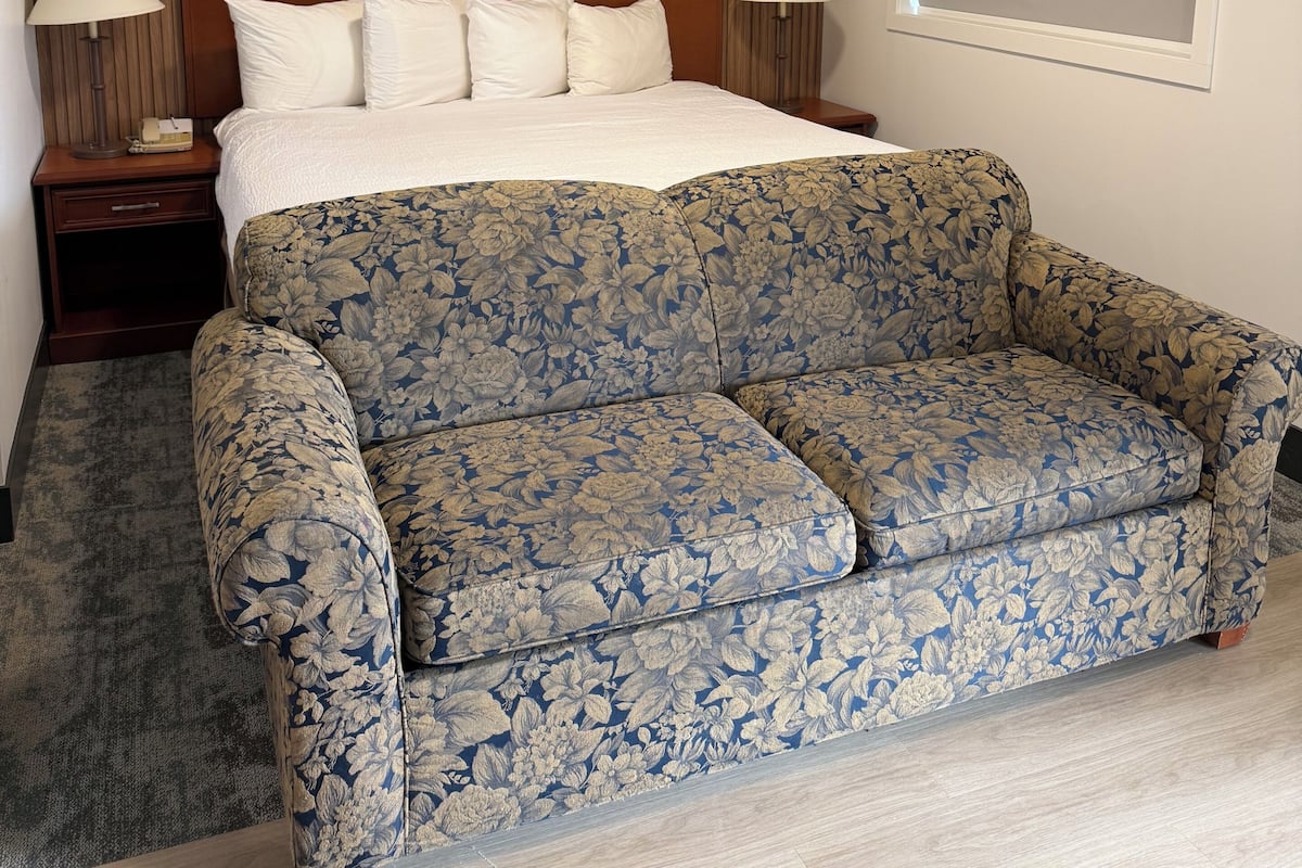 Business Room, 1 Queen Bed, Non Smoking | Free WiFi, bed sheets