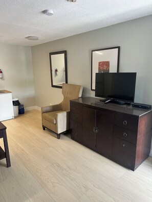 Chambre Deluxe, 1 grand lit, non-fumeur | Fer et planche à repasser, accès au Wi-Fi (inclus), literie fournie