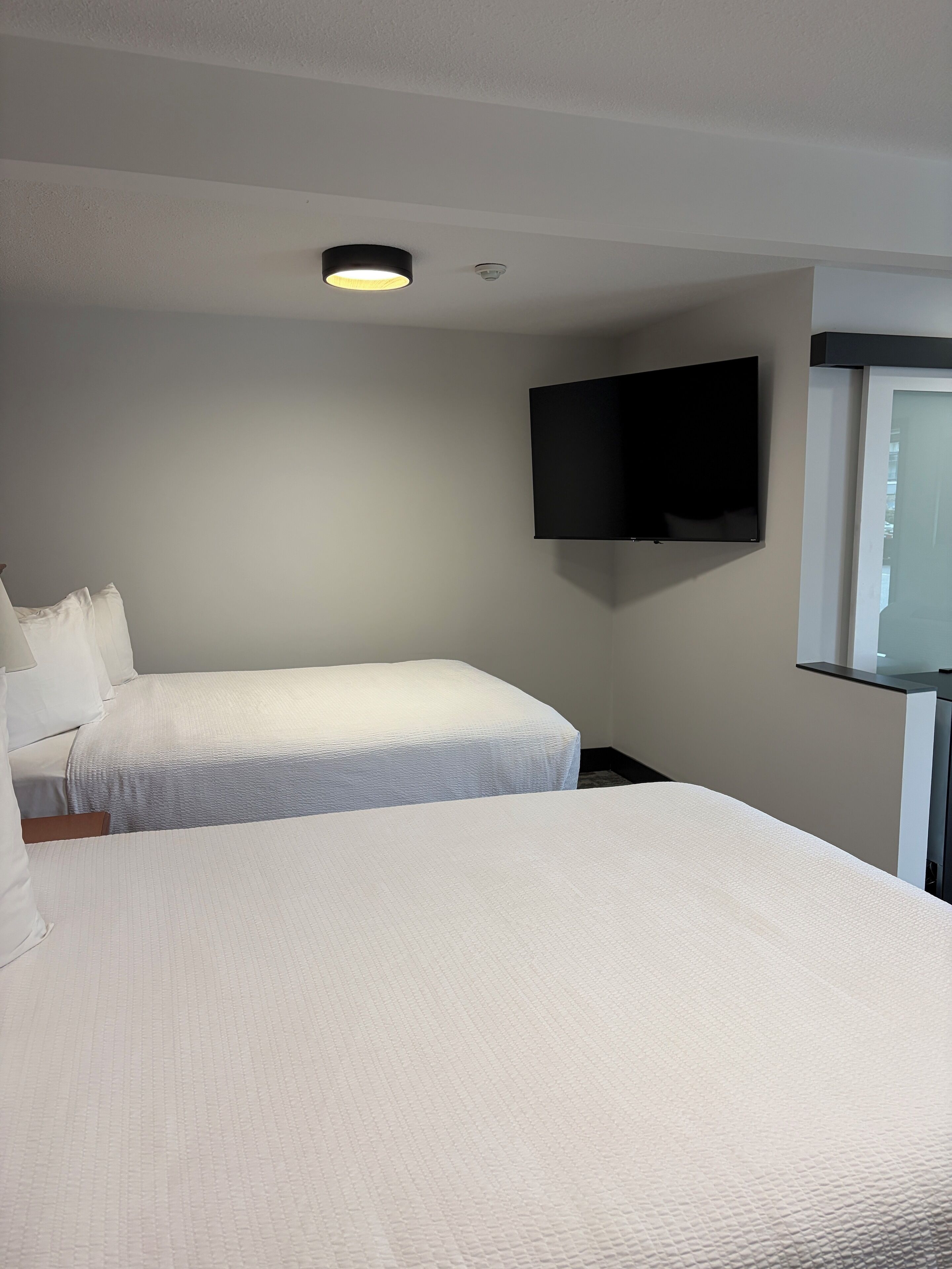 Business-Suite, 2 Queen-Betten, Nichtraucher | Kostenloses WLAN, Bettwäsche