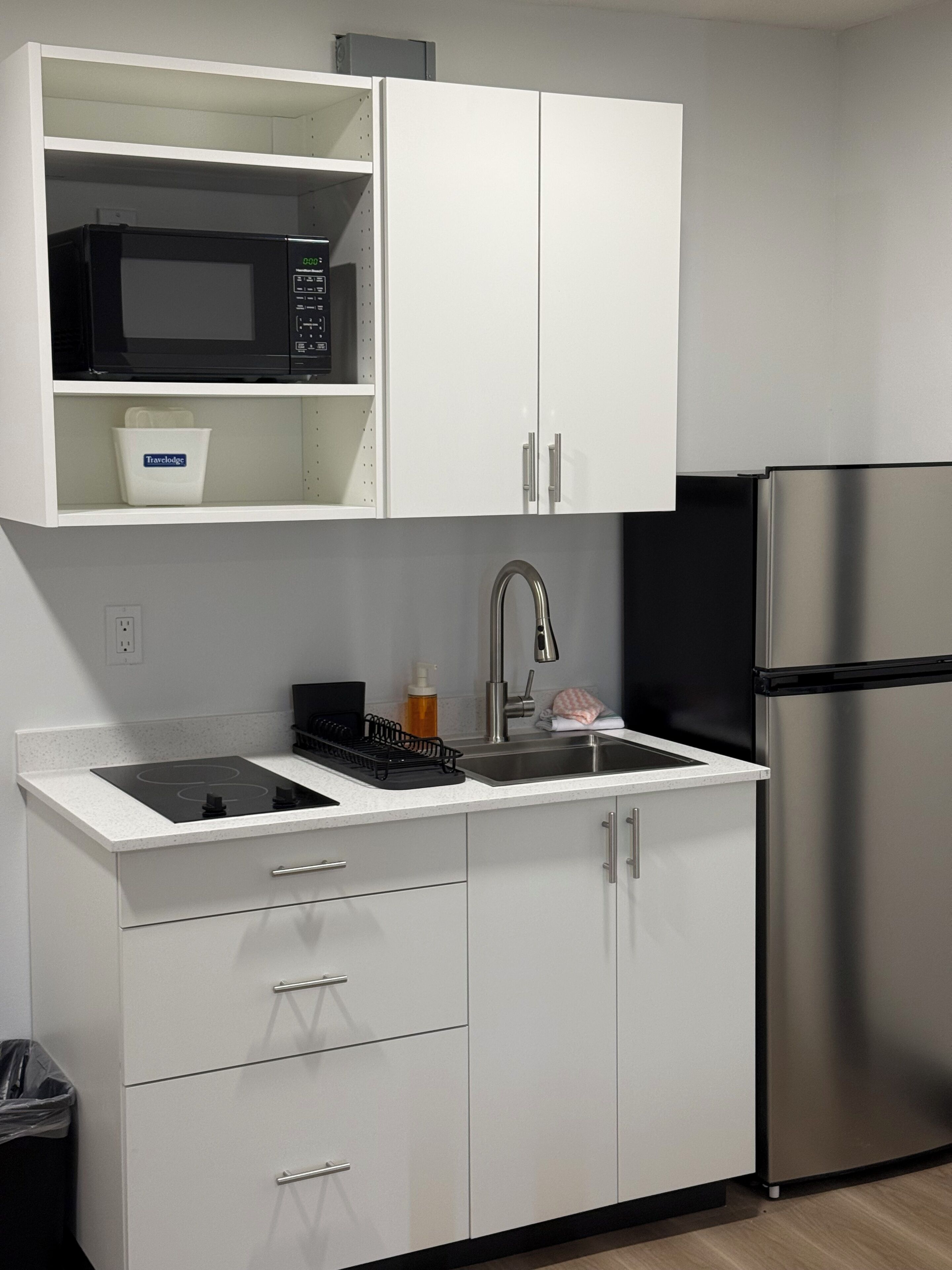 Business-Zimmer, 1 Queen-Bett, Nichtraucher | Eigene Küche | Mini-Kühlschrank, Mikrowelle, Wasserkocher mit Kaffee-/Teezubehör