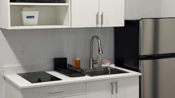 Rom – business, 1 queensize-seng, ikke-røyk | Eget kjøkken | Minikjøleskap, mikrobølgeovn og kaffetrakter/tekoker