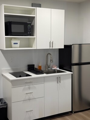 Habitación empresarial, 1 cama Queen size, para no fumadores | Cocina privada | Frigobar, microondas y cafetera y tetera 