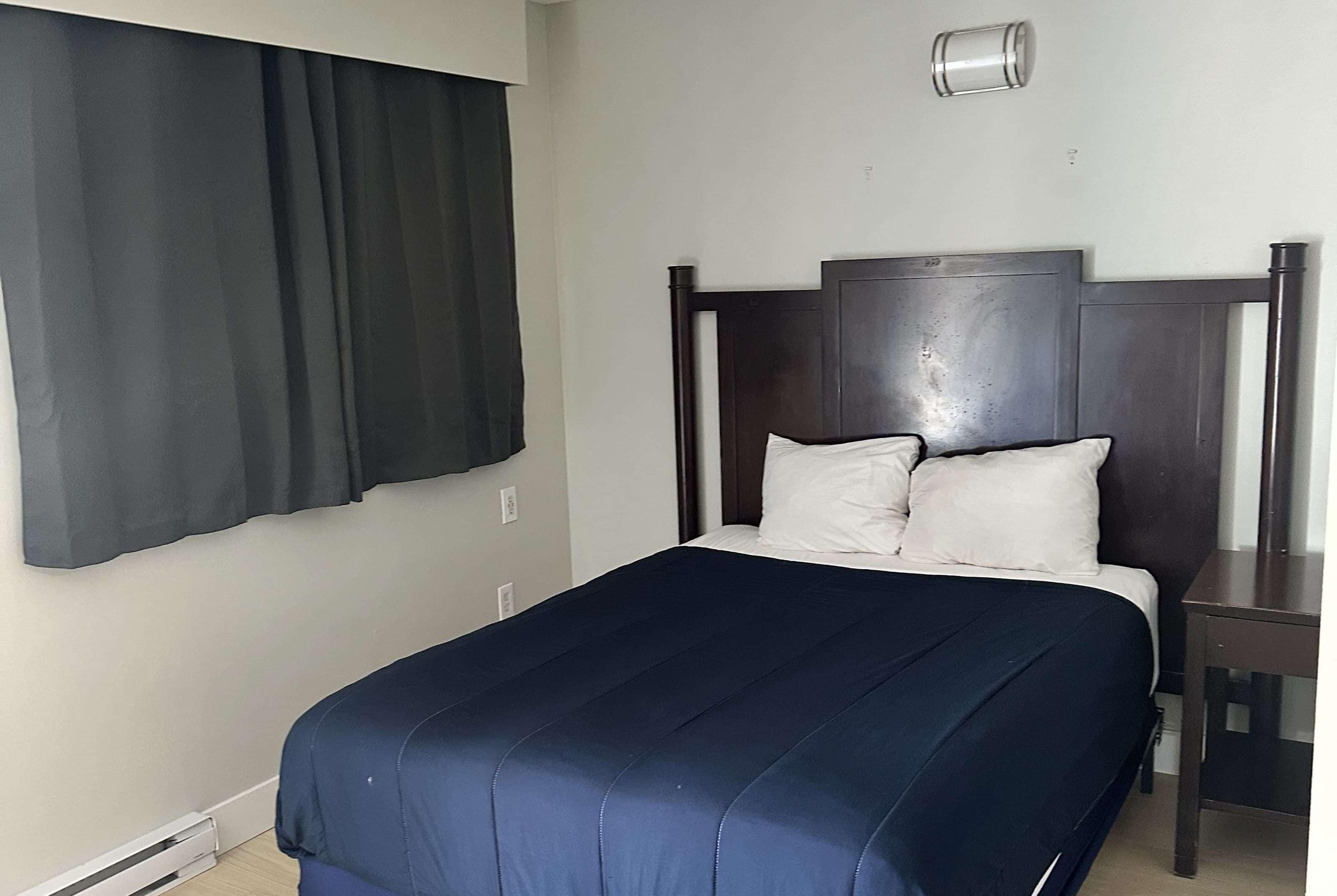 Deluxe Room, 1 Queen Bed, Non Smoking | Iron/ironing board, free WiFi, bed sheets