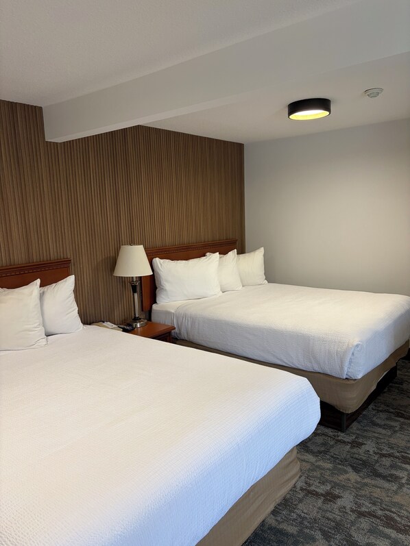 Business Suite, 2 Queen Beds, Non Smoking