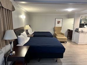 Suite empresarial, 2 camas Queen size, para no fumadores | Tabla de planchar con plancha, wifi gratis y ropa de cama