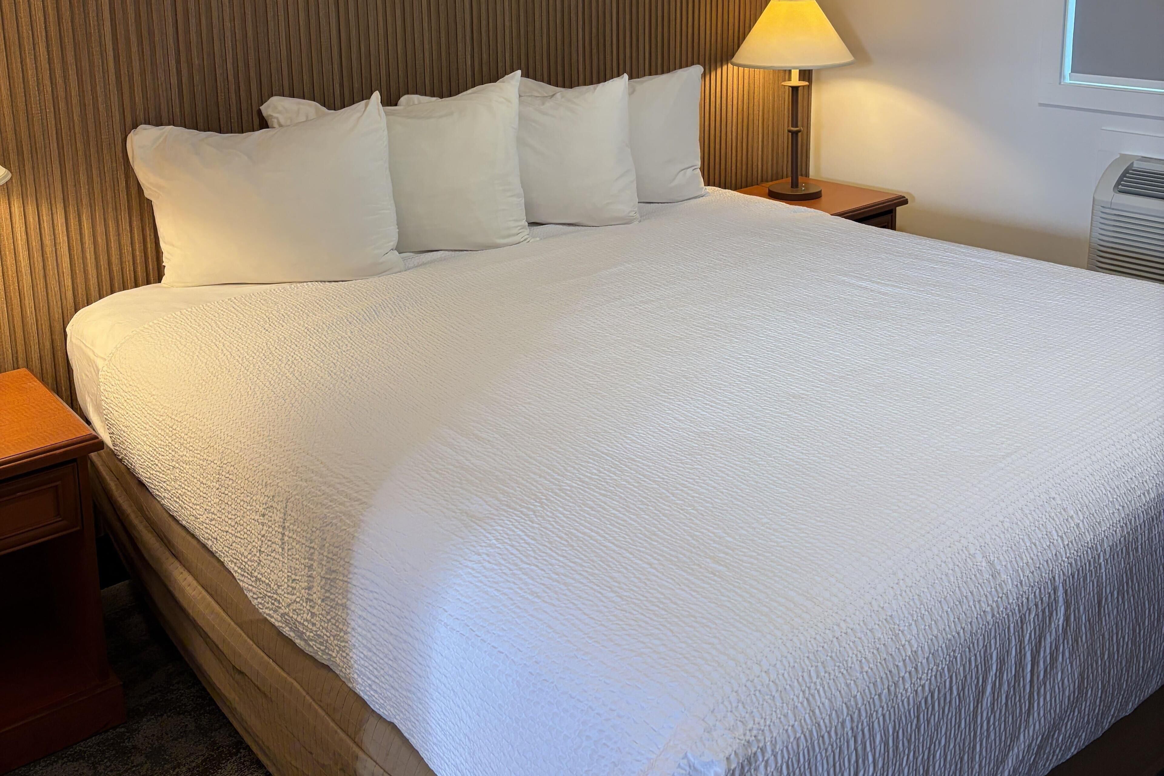 Deluxe Room, 1 King Bed, Non Smoking | Free WiFi, bed sheets