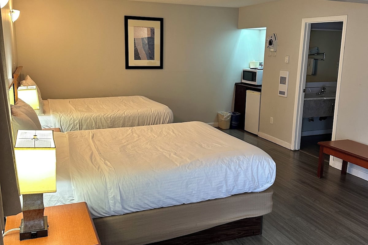 Business Suite, 2 Queen Beds, Non Smoking | Iron/ironing board, free WiFi, bed sheets