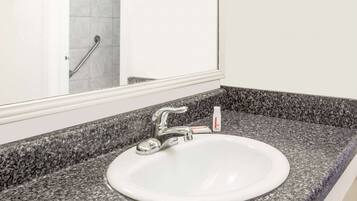 Combined shower/tub, free toiletries, hair dryer, towels