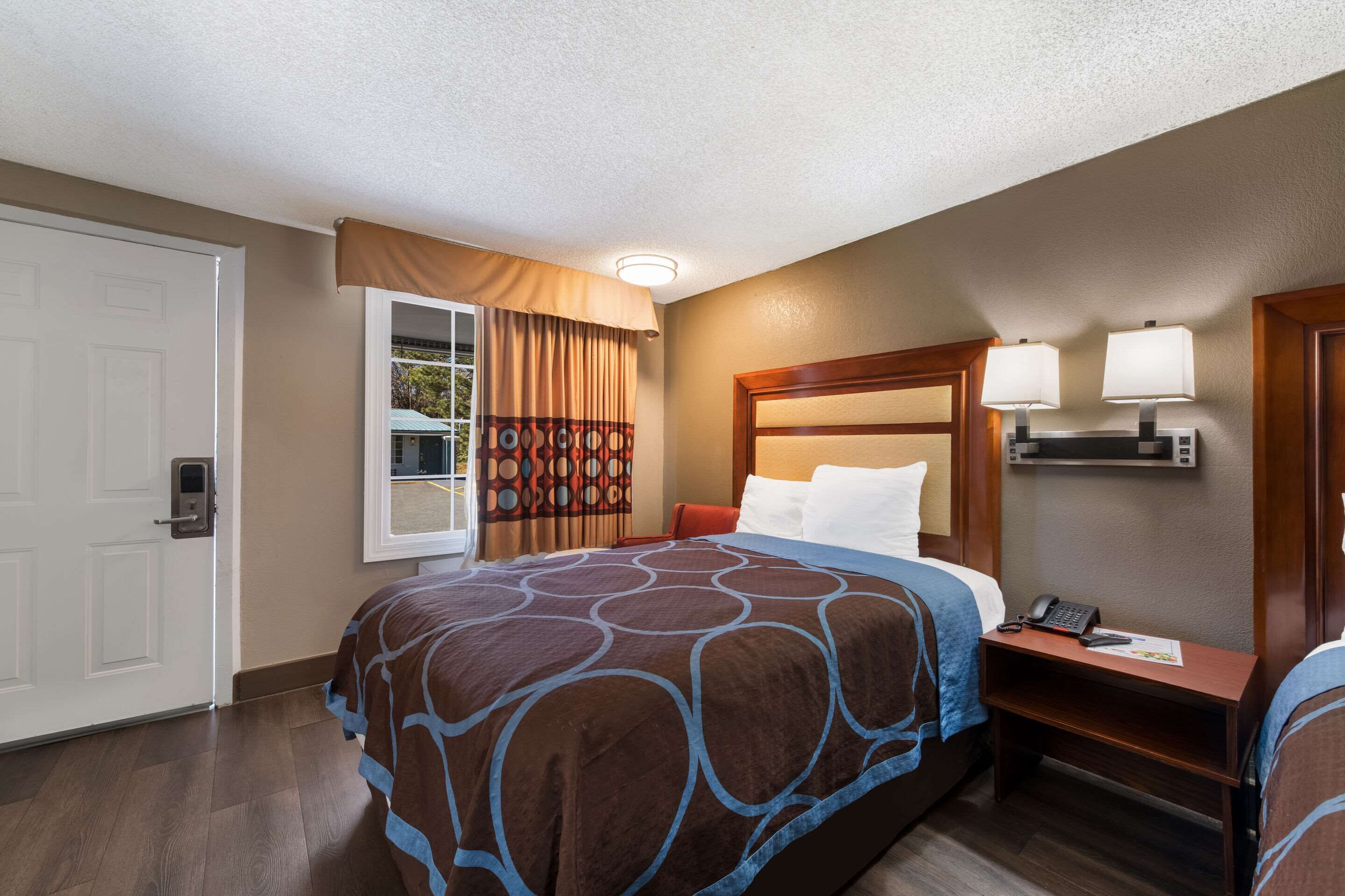 desk, laptop workspace, iron/ironing board, free wifi