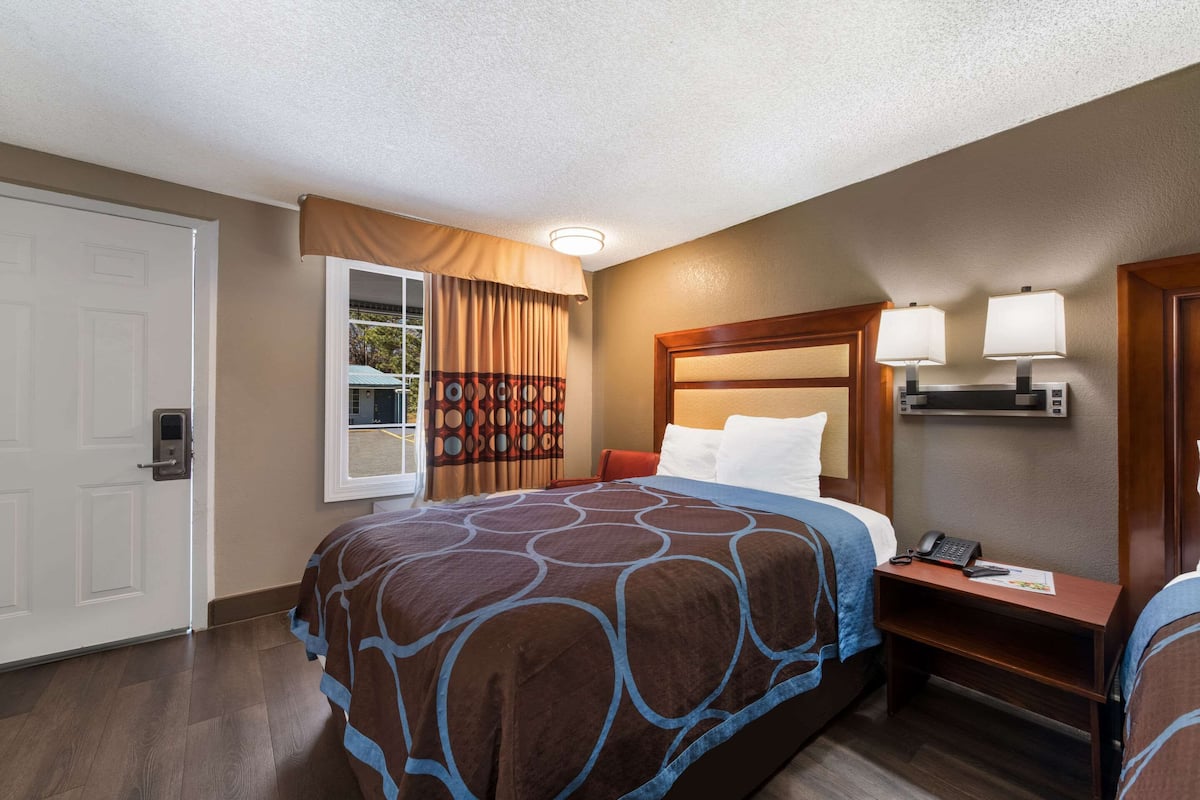 desk, laptop workspace, iron/ironing board, free wifi