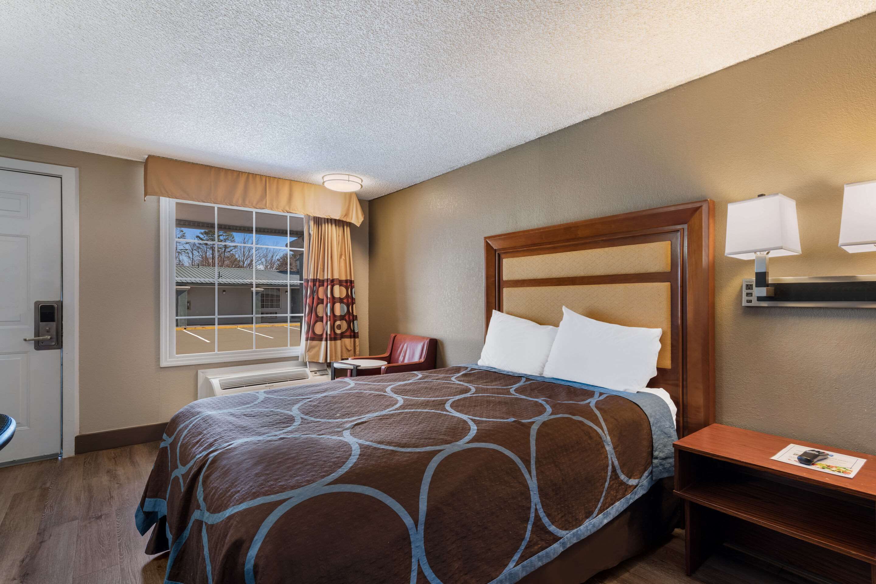 desk, laptop workspace, iron/ironing board, free wifi