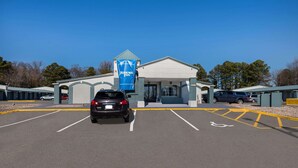 Un parking avec, au fond, un bâtiment sur lequel on peut lire l’inscription « Rodeway Inn ».