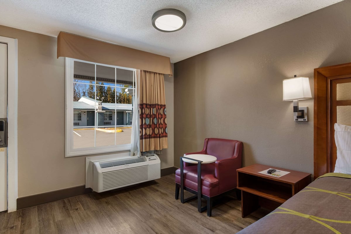 desk, laptop workspace, iron/ironing board, free wifi