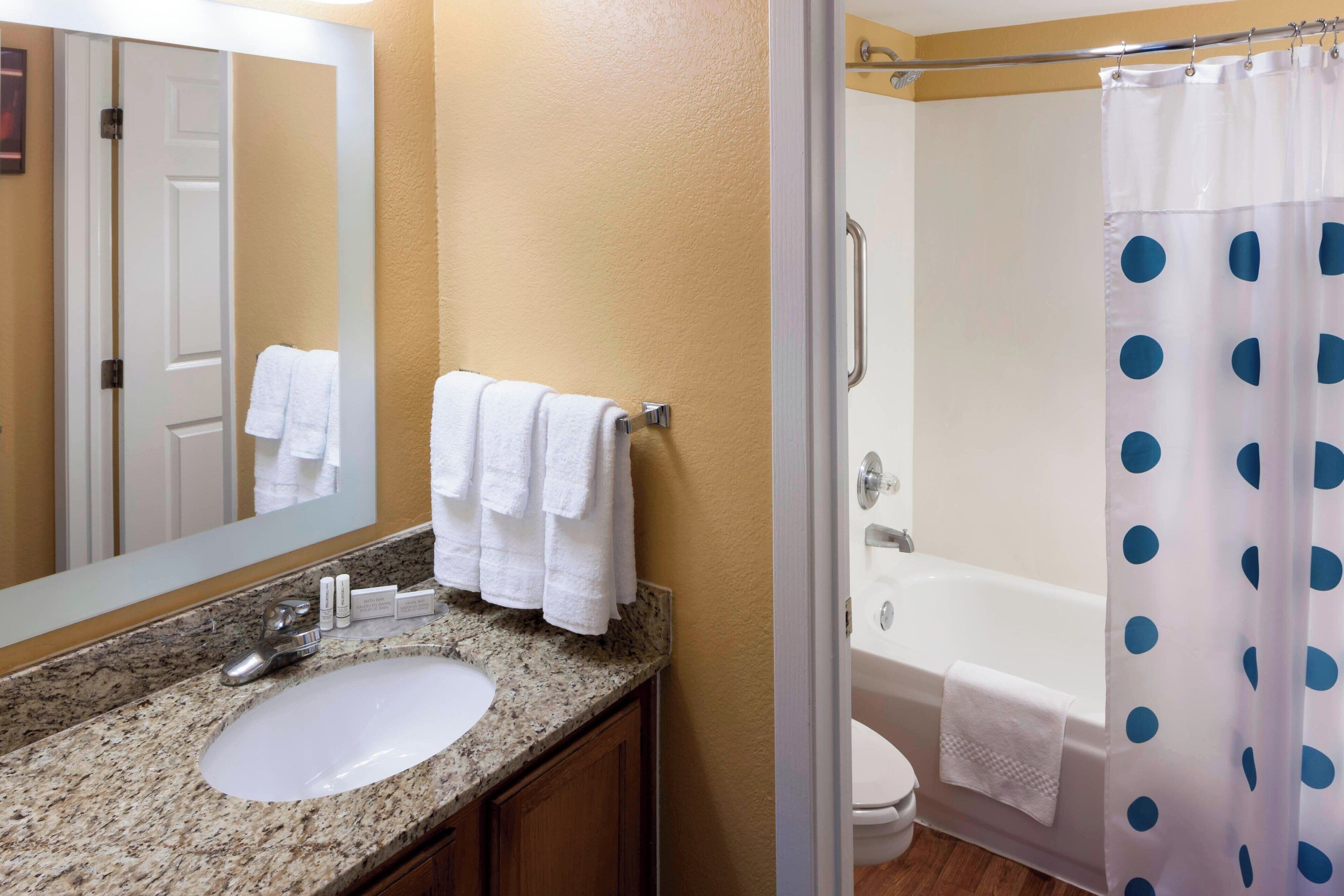 suite, 2 bedrooms | bathroom | combined shower/bathtub, free toiletries, hair dryer, towels