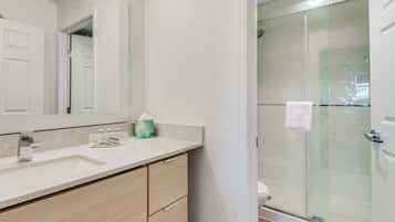 Combined shower/bathtub, free toiletries, hair dryer, towels
