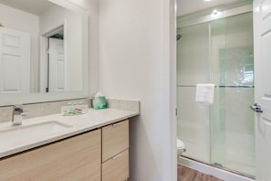 Combined shower/tub, free toiletries, hair dryer, towels - TownePlace Suites by Marriott Dallas Arlington North (Arlington)