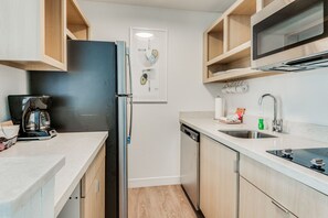 Fridge, microwave, stovetop, dishwasher