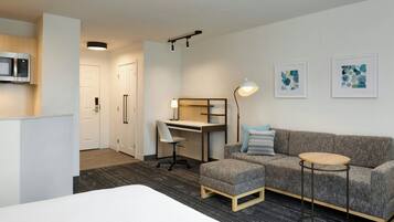 Studio, 1 queensize bed met slaapbank | Woonkamer | Een smart-tv, Netflix en betaalfilms