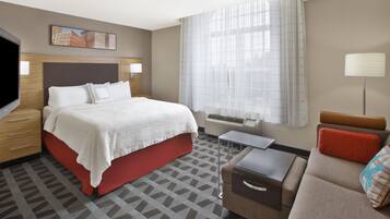 1 habitación, escritorio y tabla de planchar con plancha