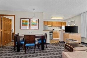 Suite, 2 Bedrooms | Living area | Flat-screen TV - Towneplace Suites By Marriott Brookfield (Brookfield)