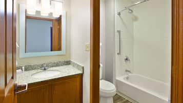 Combined shower/tub, free toiletries, hair dryer, towels