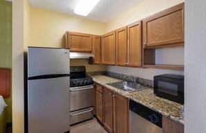 Full-size fridge, microwave, oven, stovetop