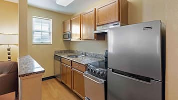 Full-sized fridge, microwave, oven, stovetop