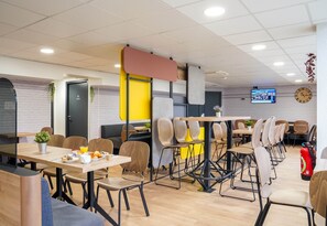 Sarapan prasmanan setiap hari dengan biaya tambahan