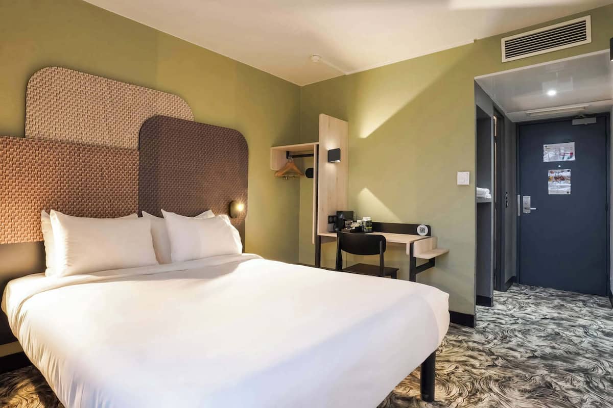 Escritorio, sistema de insonorización, wifi gratis y ropa de cama
