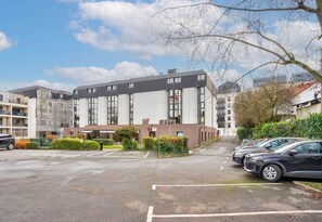 Parkir mandiri seharga EUR 6 per hari