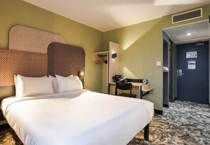 A hotel room with a large bed, a desk, a chair, and a wardrobe. - B&B HOTEL Paris Châtillon (Chatillon)