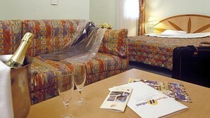 Unclassified image, 4 of 8, button - Hotel Median Roissy CDG Airport (Goussainville)