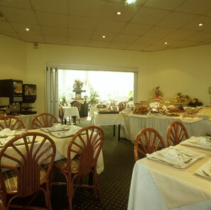 Breakfast area - Hotel Median Roissy CDG Airport (Goussainville)