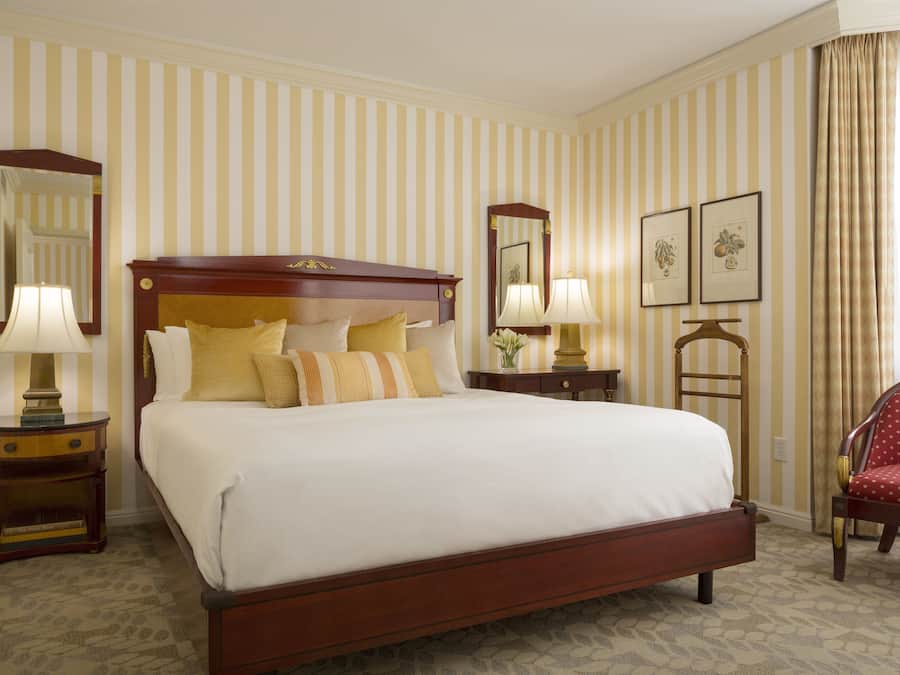 Suite, 1 King Bed | Premium bedding, minibar, in-room safe, desk