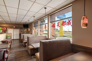 Breakfast, lunch, dinner served; American cuisine  - Travelodge by Wyndham Swift Current (Swift Current)